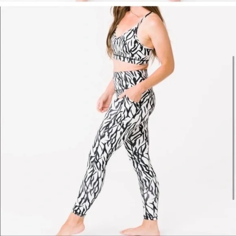 Black and White Abstract Print Leggings with High-Waisted Fit